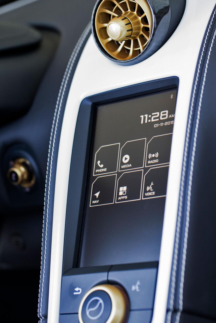 Детали интерьера McLaren MSO 650S Spyder Al Sahara 79 2015 года  (фото 10 из 11)